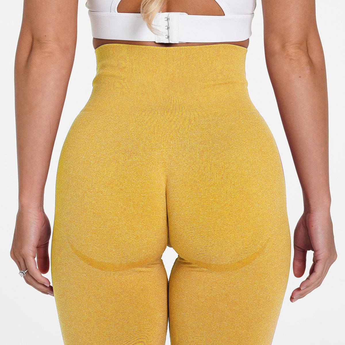 Trendy Seamless Tight-Fit Yoga Shorts – Fashionable Activewear